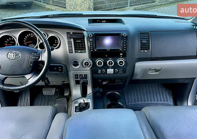 Серый Тойота Секвойя, объемом двигателя 5.7 л и пробегом 185 тыс. км за 24500 $, фото 79 на Automoto.ua
