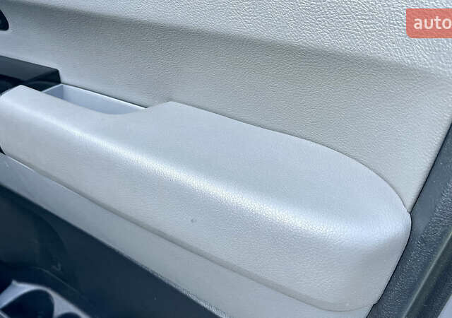 Серый Тойота Секвойя, объемом двигателя 5.7 л и пробегом 185 тыс. км за 24500 $, фото 68 на Automoto.ua