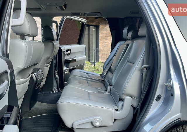 Серый Тойота Секвойя, объемом двигателя 5.7 л и пробегом 185 тыс. км за 24500 $, фото 49 на Automoto.ua