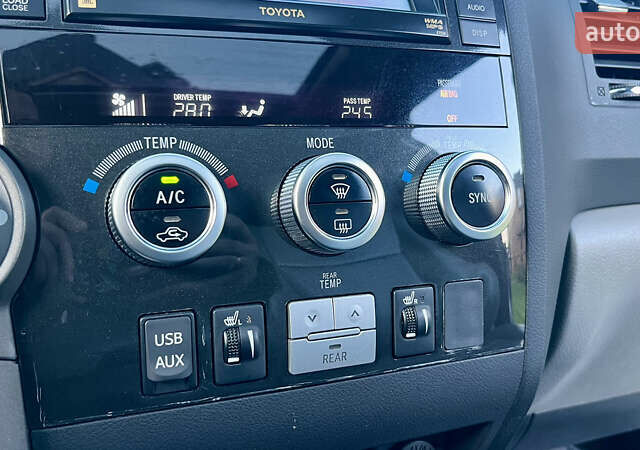 Серый Тойота Секвойя, объемом двигателя 5.7 л и пробегом 185 тыс. км за 24500 $, фото 100 на Automoto.ua