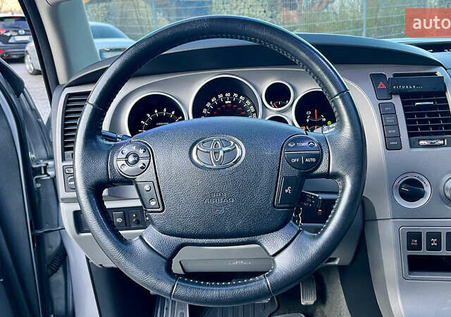 Серый Тойота Секвойя, объемом двигателя 5.7 л и пробегом 185 тыс. км за 24500 $, фото 78 на Automoto.ua