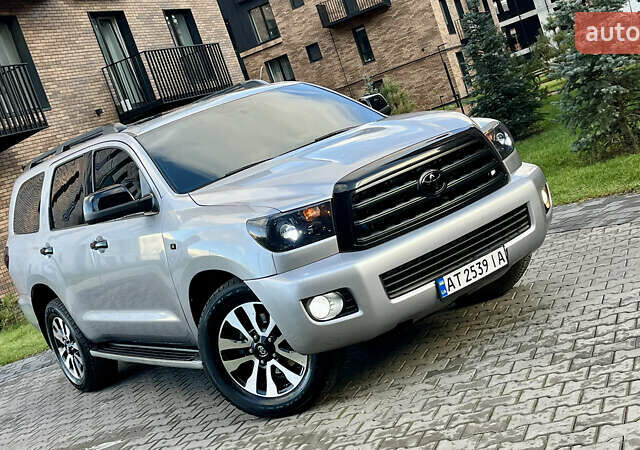 Серый Тойота Секвойя, объемом двигателя 5.7 л и пробегом 185 тыс. км за 24500 $, фото 6 на Automoto.ua