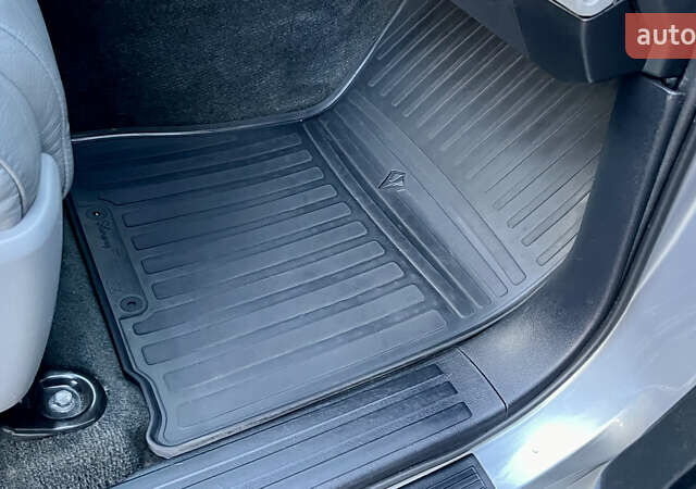 Серый Тойота Секвойя, объемом двигателя 5.7 л и пробегом 185 тыс. км за 24500 $, фото 72 на Automoto.ua