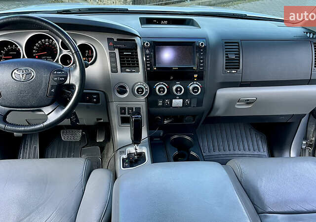 Серый Тойота Секвойя, объемом двигателя 5.7 л и пробегом 185 тыс. км за 24500 $, фото 77 на Automoto.ua