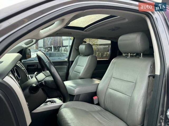Серый Тойота Секвойя, объемом двигателя 5.66 л и пробегом 228 тыс. км за 27990 $, фото 28 на Automoto.ua