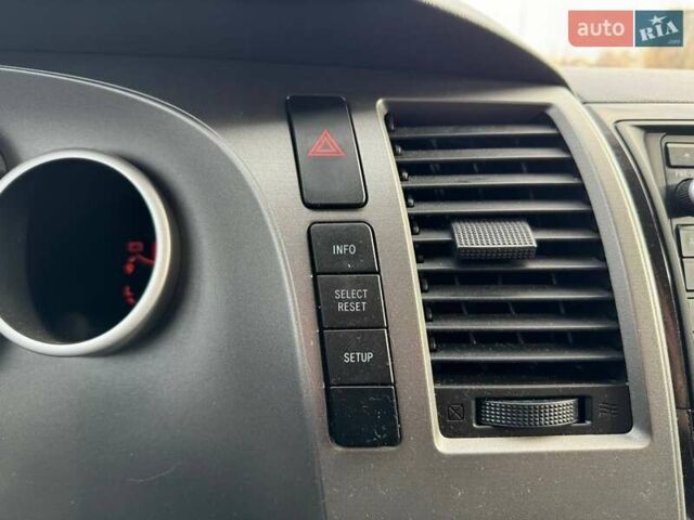 Серый Тойота Секвойя, объемом двигателя 5.66 л и пробегом 228 тыс. км за 27990 $, фото 21 на Automoto.ua