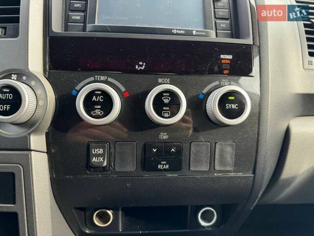 Серый Тойота Секвойя, объемом двигателя 5.66 л и пробегом 228 тыс. км за 27990 $, фото 25 на Automoto.ua