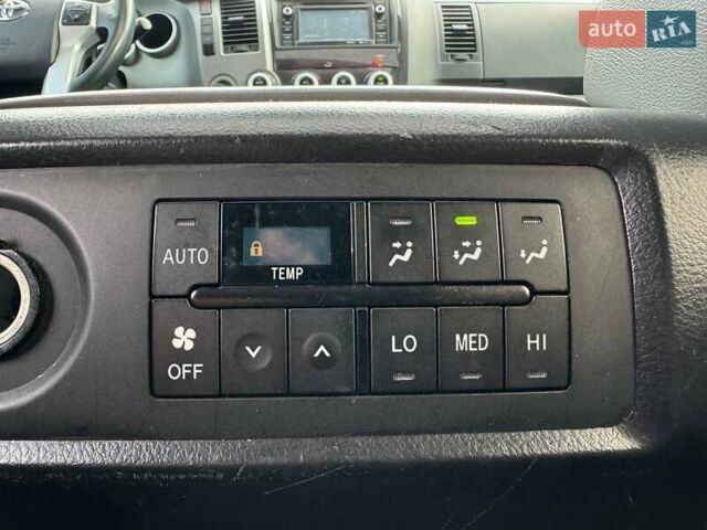 Серый Тойота Секвойя, объемом двигателя 5.66 л и пробегом 228 тыс. км за 27990 $, фото 27 на Automoto.ua