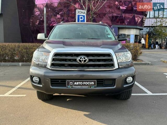 Серый Тойота Секвойя, объемом двигателя 5.66 л и пробегом 228 тыс. км за 27990 $, фото 2 на Automoto.ua