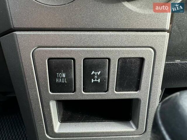 Серый Тойота Секвойя, объемом двигателя 5.66 л и пробегом 228 тыс. км за 27990 $, фото 23 на Automoto.ua
