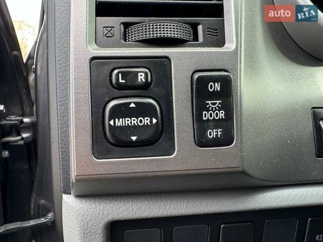 Серый Тойота Секвойя, объемом двигателя 5.66 л и пробегом 228 тыс. км за 27990 $, фото 17 на Automoto.ua