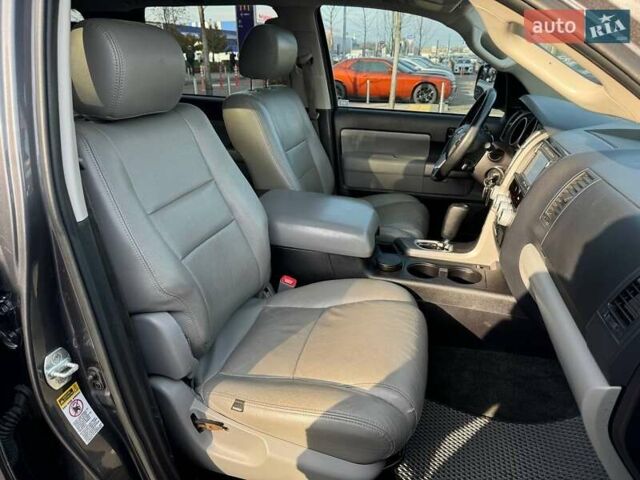Серый Тойота Секвойя, объемом двигателя 5.66 л и пробегом 228 тыс. км за 27990 $, фото 11 на Automoto.ua