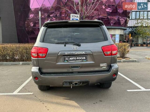 Серый Тойота Секвойя, объемом двигателя 5.66 л и пробегом 228 тыс. км за 27990 $, фото 5 на Automoto.ua
