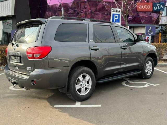 Серый Тойота Секвойя, объемом двигателя 5.66 л и пробегом 228 тыс. км за 27990 $, фото 6 на Automoto.ua