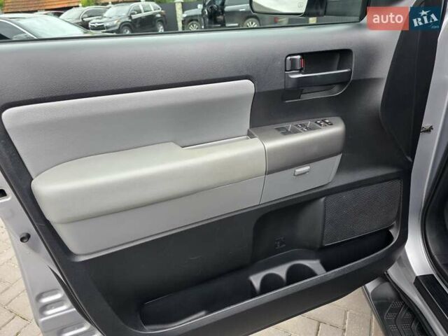 Серый Тойота Секвойя, объемом двигателя 5.7 л и пробегом 167 тыс. км за 31999 $, фото 18 на Automoto.ua