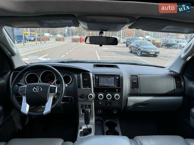 Серый Тойота Секвойя, объемом двигателя 5.66 л и пробегом 228 тыс. км за 27990 $, фото 14 на Automoto.ua