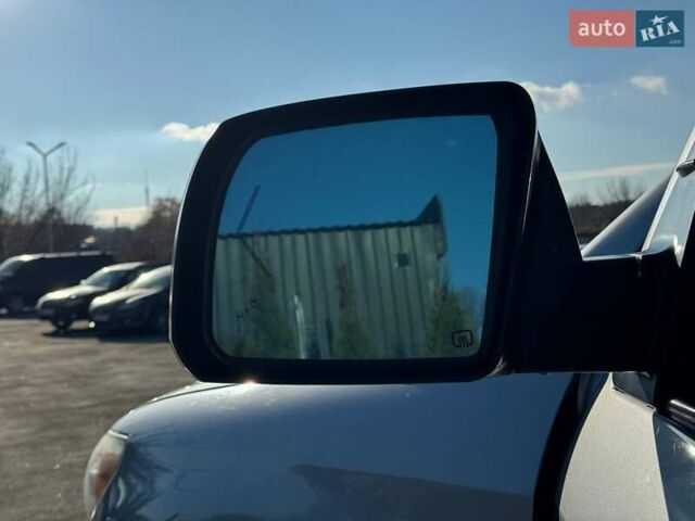 Серый Тойота Секвойя, объемом двигателя 5.66 л и пробегом 220 тыс. км за 32000 $, фото 19 на Automoto.ua