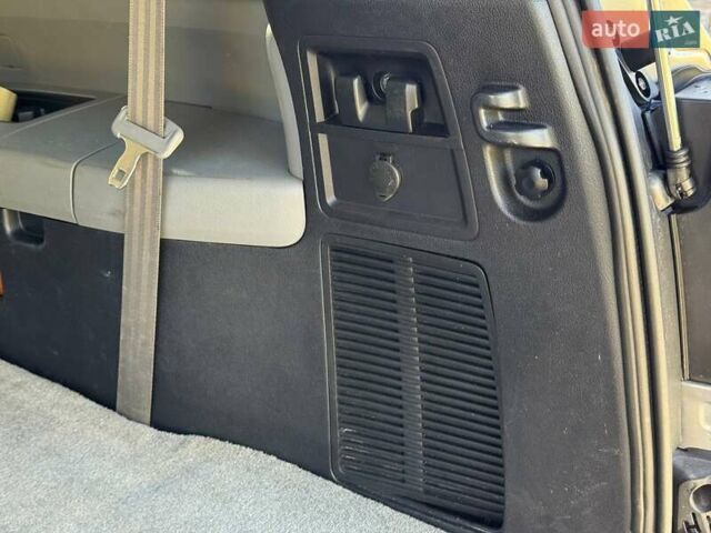 Серый Тойота Секвойя, объемом двигателя 5.66 л и пробегом 220 тыс. км за 32000 $, фото 13 на Automoto.ua