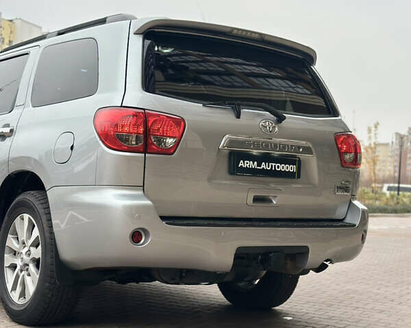 Серый Тойота Секвойя, объемом двигателя 5.69 л и пробегом 208 тыс. км за 30000 $, фото 4 на Automoto.ua