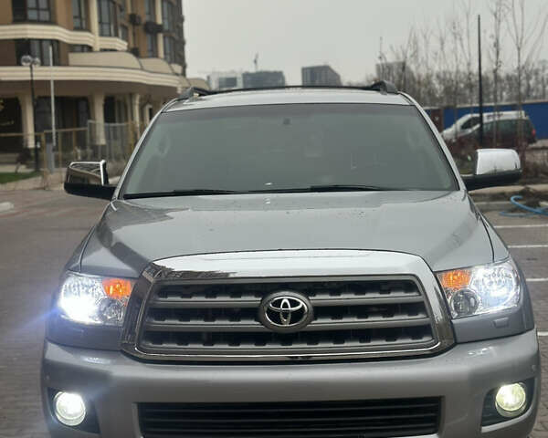 Серый Тойота Секвойя, объемом двигателя 5.69 л и пробегом 208 тыс. км за 30000 $, фото 6 на Automoto.ua