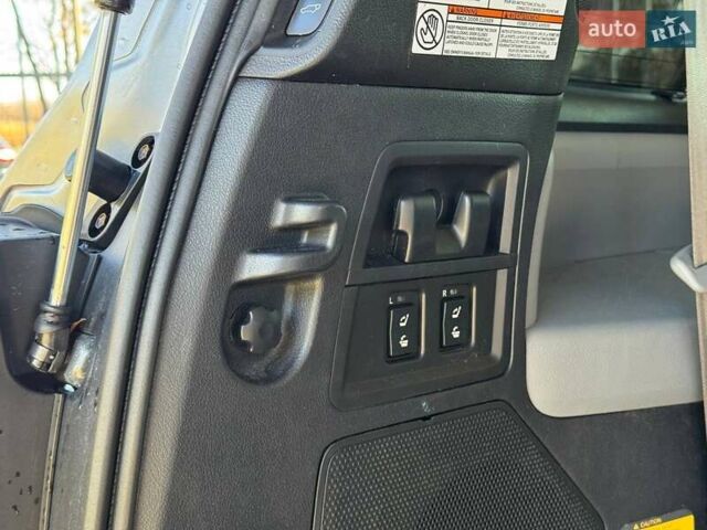 Серый Тойота Секвойя, объемом двигателя 5.66 л и пробегом 220 тыс. км за 32000 $, фото 12 на Automoto.ua