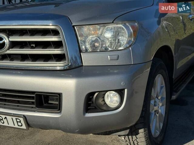 Серый Тойота Секвойя, объемом двигателя 5.66 л и пробегом 220 тыс. км за 32000 $, фото 15 на Automoto.ua