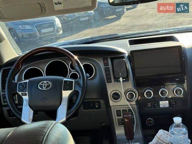 Серый Тойота Секвойя, объемом двигателя 5.66 л и пробегом 220 тыс. км за 32000 $, фото 33 на Automoto.ua