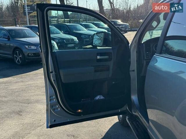 Серый Тойота Секвойя, объемом двигателя 5.66 л и пробегом 220 тыс. км за 32000 $, фото 22 на Automoto.ua