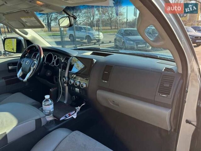 Серый Тойота Секвойя, объемом двигателя 5.66 л и пробегом 220 тыс. км за 32000 $, фото 39 на Automoto.ua