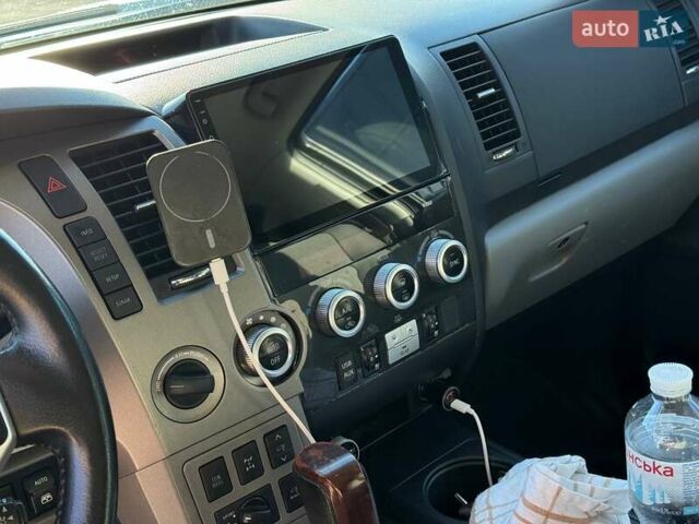 Серый Тойота Секвойя, объемом двигателя 5.66 л и пробегом 220 тыс. км за 32000 $, фото 25 на Automoto.ua