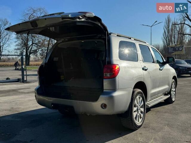 Серый Тойота Секвойя, объемом двигателя 5.66 л и пробегом 220 тыс. км за 32000 $, фото 11 на Automoto.ua