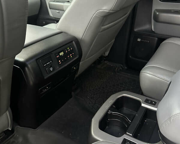 Серый Тойота Секвойя, объемом двигателя 5.69 л и пробегом 208 тыс. км за 30000 $, фото 17 на Automoto.ua