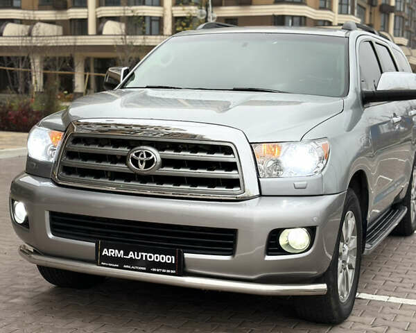 Серый Тойота Секвойя, объемом двигателя 5.69 л и пробегом 208 тыс. км за 30000 $, фото 1 на Automoto.ua