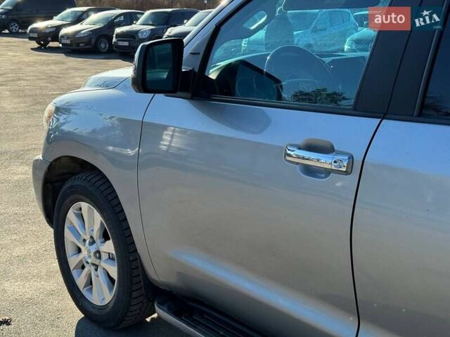 Серый Тойота Секвойя, объемом двигателя 5.66 л и пробегом 220 тыс. км за 32000 $, фото 18 на Automoto.ua