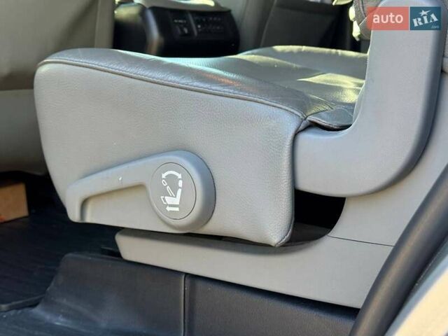 Серый Тойота Секвойя, объемом двигателя 5.66 л и пробегом 220 тыс. км за 32000 $, фото 29 на Automoto.ua