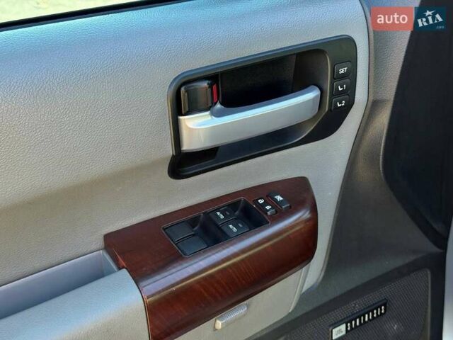 Серый Тойота Секвойя, объемом двигателя 5.66 л и пробегом 220 тыс. км за 32000 $, фото 21 на Automoto.ua