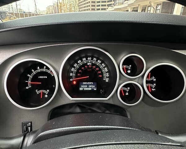 Серый Тойота Секвойя, объемом двигателя 5.69 л и пробегом 208 тыс. км за 30000 $, фото 12 на Automoto.ua