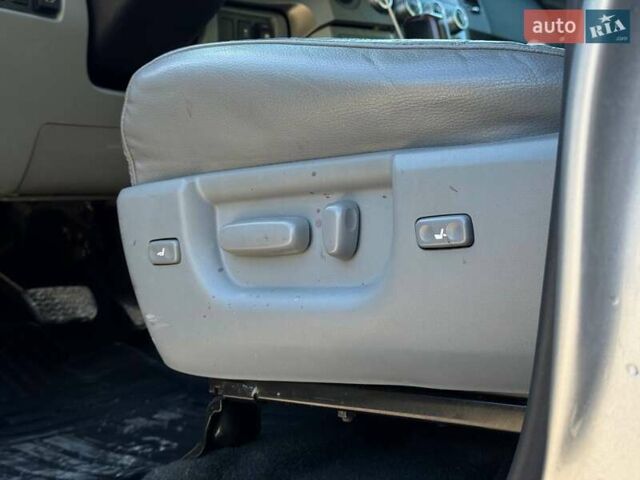 Серый Тойота Секвойя, объемом двигателя 5.66 л и пробегом 220 тыс. км за 32000 $, фото 24 на Automoto.ua