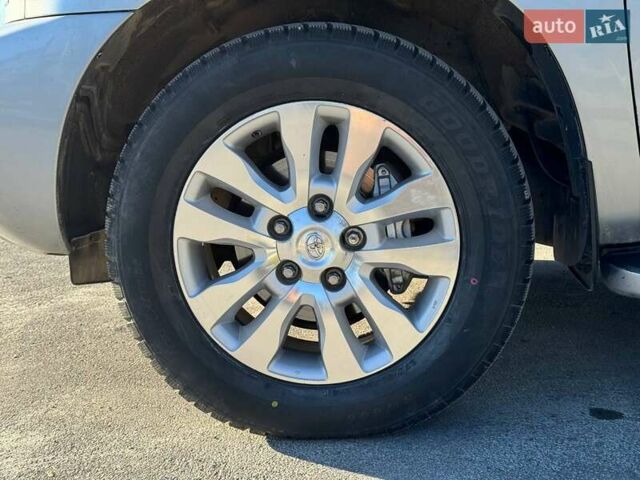 Серый Тойота Секвойя, объемом двигателя 5.66 л и пробегом 220 тыс. км за 32000 $, фото 16 на Automoto.ua