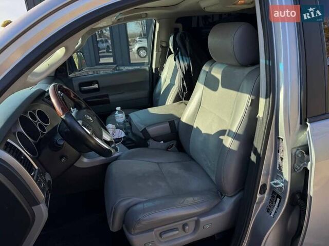 Серый Тойота Секвойя, объемом двигателя 5.66 л и пробегом 220 тыс. км за 32000 $, фото 23 на Automoto.ua