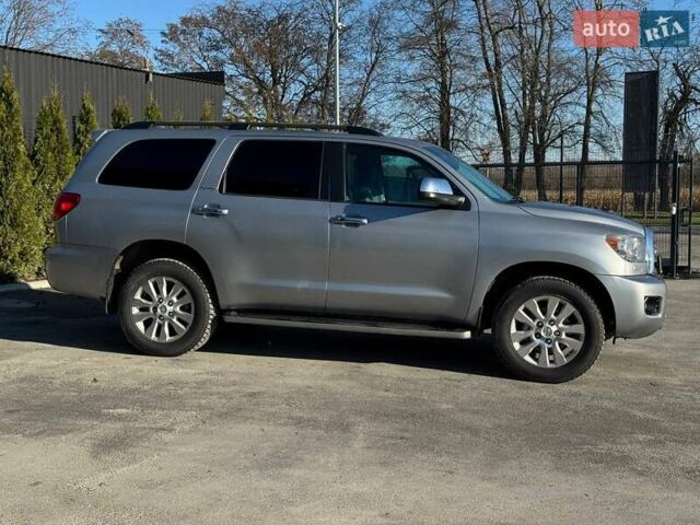 Серый Тойота Секвойя, объемом двигателя 5.66 л и пробегом 220 тыс. км за 32000 $, фото 2 на Automoto.ua