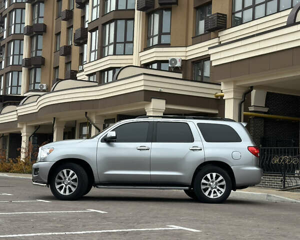 Серый Тойота Секвойя, объемом двигателя 5.69 л и пробегом 208 тыс. км за 30000 $, фото 2 на Automoto.ua