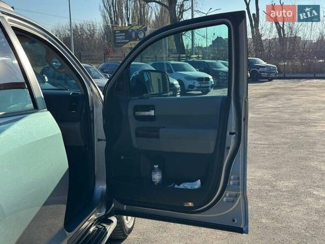 Серый Тойота Секвойя, объемом двигателя 5.66 л и пробегом 220 тыс. км за 32000 $, фото 45 на Automoto.ua