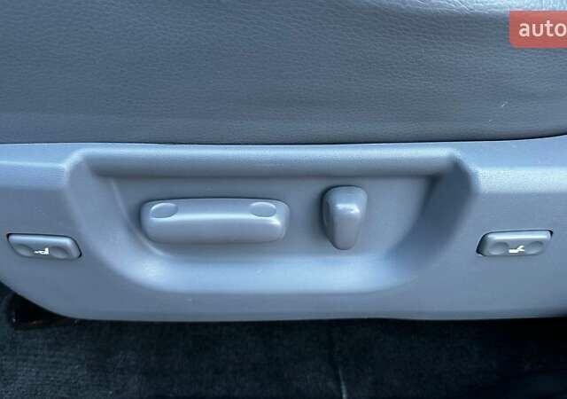 Серый Тойота Секвойя, объемом двигателя 5.7 л и пробегом 171 тыс. км за 32500 $, фото 28 на Automoto.ua