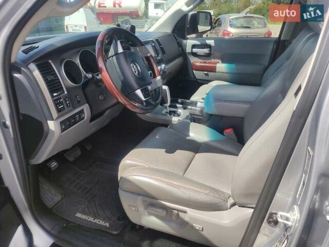 Сірий Тойота Секвойя, об'ємом двигуна 5.7 л та пробігом 216 тис. км за 46500 $, фото 9 на Automoto.ua