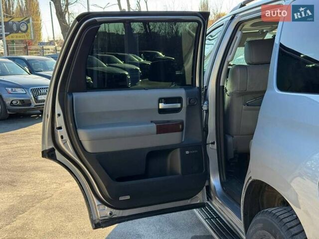 Серый Тойота Секвойя, объемом двигателя 5.66 л и пробегом 220 тыс. км за 32000 $, фото 31 на Automoto.ua