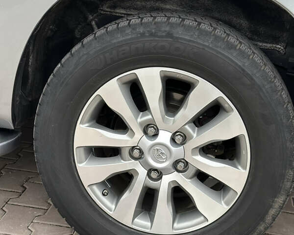 Серый Тойота Секвойя, объемом двигателя 5.69 л и пробегом 208 тыс. км за 30000 $, фото 10 на Automoto.ua