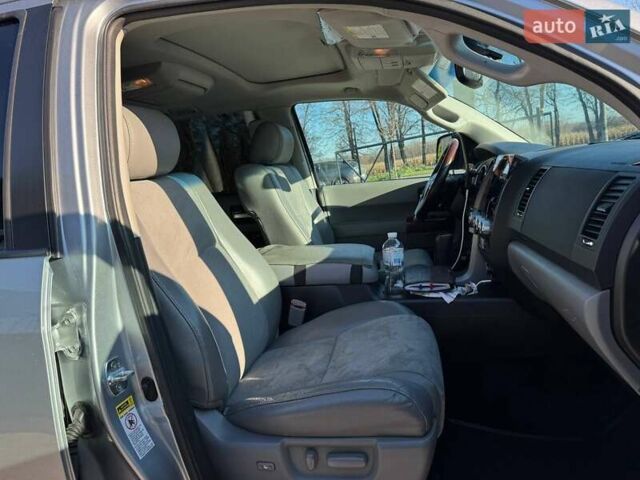 Серый Тойота Секвойя, объемом двигателя 5.66 л и пробегом 220 тыс. км за 32000 $, фото 38 на Automoto.ua