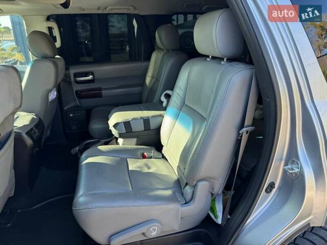 Серый Тойота Секвойя, объемом двигателя 5.66 л и пробегом 220 тыс. км за 32000 $, фото 27 на Automoto.ua
