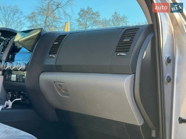 Серый Тойота Секвойя, объемом двигателя 5.66 л и пробегом 220 тыс. км за 32000 $, фото 42 на Automoto.ua